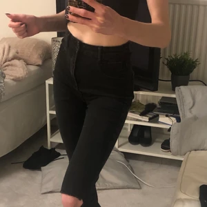 Jeans Zara Stl 34 - Säljer mina Jeans från zara i stl XS. Sitter väldigt bra och äe stretchiga! Hål på knäna och bra skick. Säljer för 150kr köpt för 400kr💕