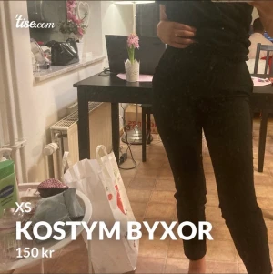 Kostymbyxor - Dem är endast använda en gång så dem är i nyskick. Säljer dem då jag inte riktigt känner att kostymbyxor är min grej, men man får riktigt snygg figur i dem.  Storlek XS   📦 Köparen står för frakten. 🤎Annars finns dem att hämta i Växjö.                            Bilden är tagen från mitt Tise konto men är ni intresserade och vill ha mer bilder så tveka inte på att höra av er.