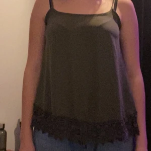 Tank top - Ett smuts/militär grönt linne med kors bak. Inte använd ändats provad. Extremt fin och bekvämt material, perfekt för sommaren!
