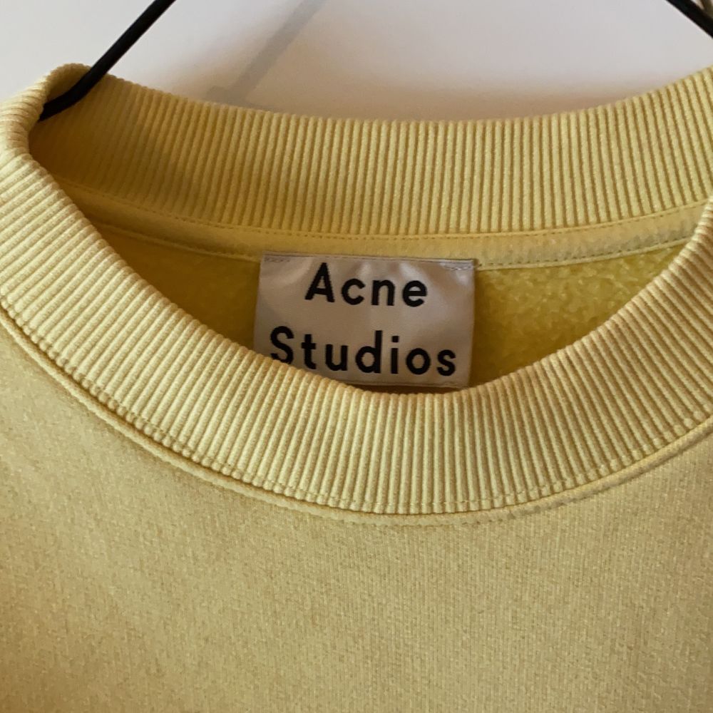 Mysig gul sweatshirt från acne studios med dragkedjor som detaljer längs båda sidor. . Tröjor & Koftor.
