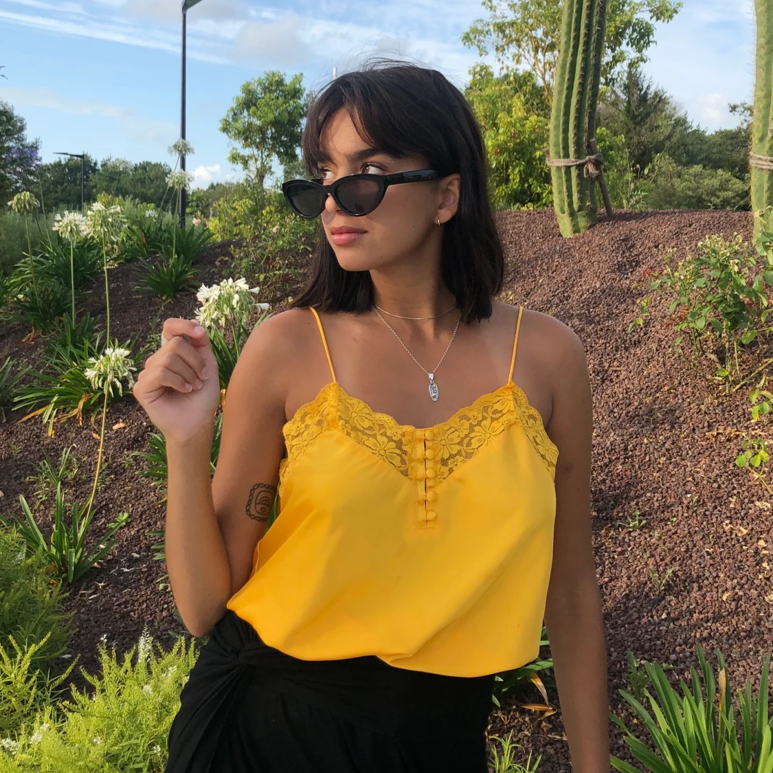 Gult linne med spets 