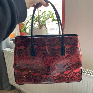 Väska i latex-ormmönster  - Sjukt snygg väska! Många fack och superfin form. Inga defekter. Väldigt unik. Köparen står för frakt ❤️ köpt för 700