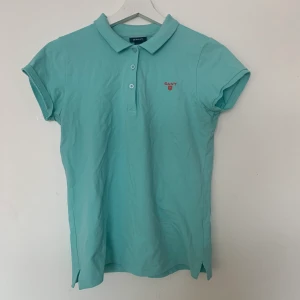 Turkås Gant Piké - Gant Piké i turkos. Ålder 15 (170 cm) 