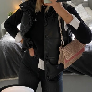 ”Pu” väst - En jättefin ”Pu” väst från nakd köpt för 2-3 månader sen, använd Max 5 gånger då jag har en annan väst som använts mer, säljs för att den tyvärr inte kommer till användning. Om flera är intresserade så kör vi budgivning! Nypris: 699kr