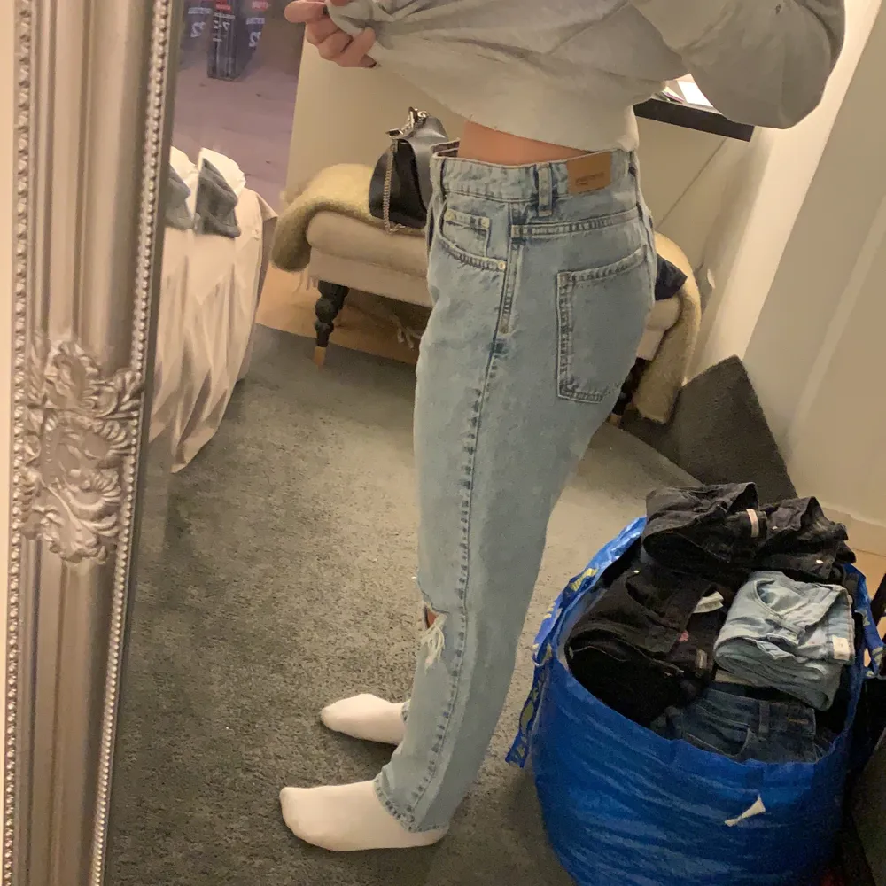 Ett par ljusa jeans med hål från Gina Tricot. Strl 40, aldrig använda så i nyskick! Säljer då de är för stora, sitter mycket bättre på än vad det ser ut som på bilden.. Jeans & Byxor.