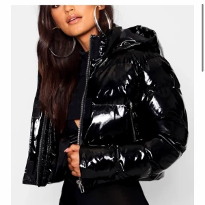 Glansig jacka - Här är en fin glansig jacka, perfekt till detta vädret som vi har just nu! Har bara använt tre gånger, då jag inte tycker att den e direkt min stil. Den kostar egentligen mkt mer, än vad jag säljer den här. Den är köpt från Booho. (Buda i kommentarerna)