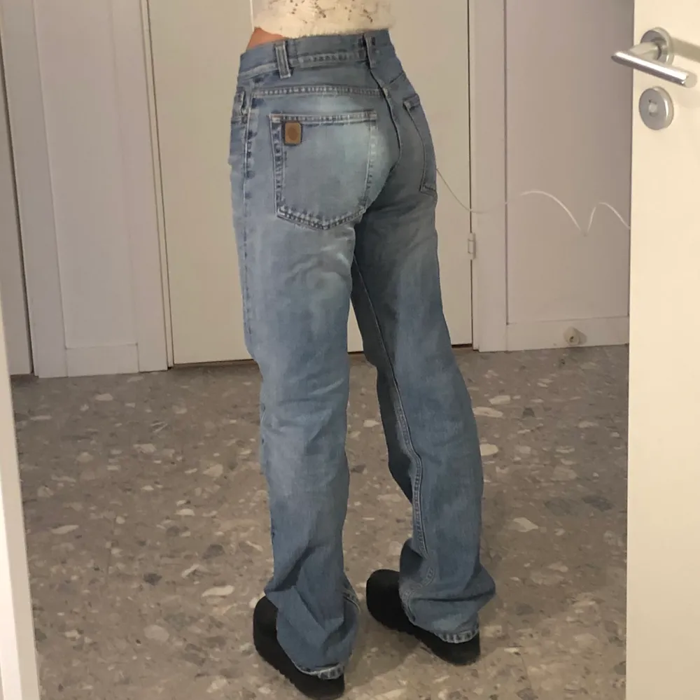 Säljer dessa byxor från action jeans i bra kvalitet.                                                                       🤎Jag är 163 cm, dem är väldigt långa på mig.         💫fraktar (66kr spårbart) eller möts upp:)                   Högsta bud 800kr. Jeans & Byxor.