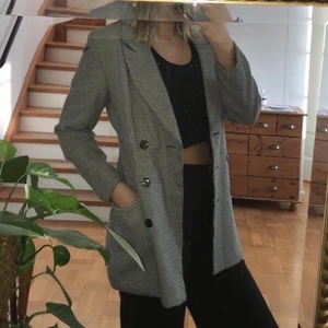 Rutig kavaj - En jätte snygg rutig kavaj som fungerar som både kavaj, kappa, jacka och blazer. Den har en lite Axel vaddering och köpare står för frakt