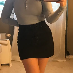 Svart jeanskjol XS - Söt jeanskjol från PULL&BEAR. Använd runt 5-7 gånger. Den har inga skador. Man stänger den med en snörning (sista bilden) men den har också en ”knapp” på insidan. Inga fakefickor🥵