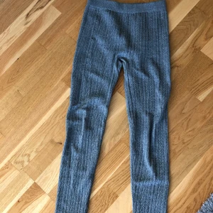 Nya leggings med fleece insida✨ -  •Fina leggings med insida i mjuk, värmeisolerande fleece •Storlek M •Pris: 70 kr 🚫Djurfritt och rökfritt hem 📍Kan mötes upp i Mölnlycke 📬Kan skickas mot fraktkostnad 