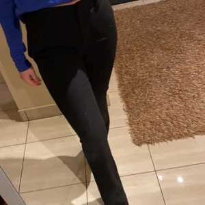 Utsvänga kostymbyxor - Svarta utsvängda kostymbyxor i storlek 36