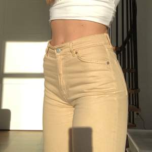 Yoko jeans från monki i färgen beige, storlek 26 och använda 2-3 gånger. Jag är 169 cm och de är på gränsen till för korta på mig.  Köparen betalar frakt! 