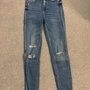 Strandivarius jeans storlek 36 - I väldigt bra skick, då de inte har kommit till användning mycket alls. Men jättefina byxor som passar till allt. Även väldigt bra passform.