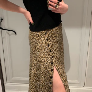 Långkjol - Långkjol med knappar längst med sidan, så man kan justera hur lång slitten är💞 Supermjukt material och skön passform. Går ner till lite över ankeln på mig som är ca. 170