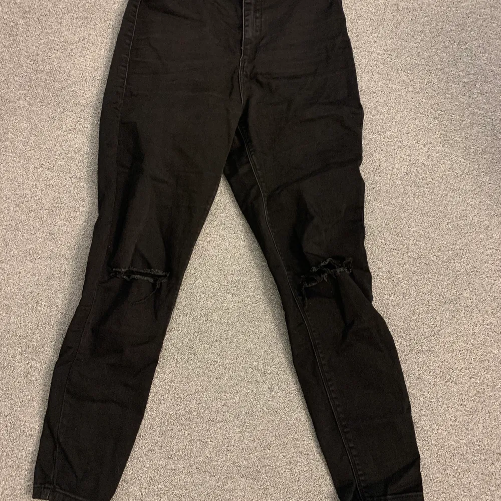 Jättefina svarta jeans med hål i knäna. Väldigt dom passform. I väldigt bra skick, då jag inte har använt de så många gånger.. Farkut & Housut.