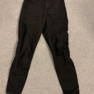 Svartajeans storlek S - Jättefina svarta jeans med hål i knäna. Väldigt dom passform. I väldigt bra skick, då jag inte har använt de så många gånger.