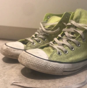 Converse  - Jag säljer ett par neon gula converse, pågrund av lite användning och lite tajta. Fastpris, men frakt kostar, jag kan mötas upp i Malmö.
