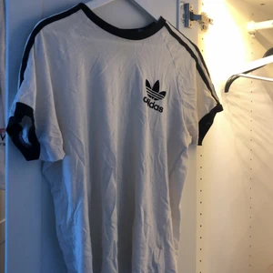 Adidas t-shirt - Svartvit Adidas t-shirt! Säljes på grund av att jag rensar min garderob 🌟🌟 passar både killar som tjejer.