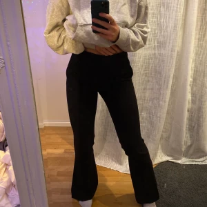 Kostymbyxor  - Säljer mina snygga svarta kostymbyxor, sitter relativt tajt och har en slits längst ner. Frakt ingår💞🥰
