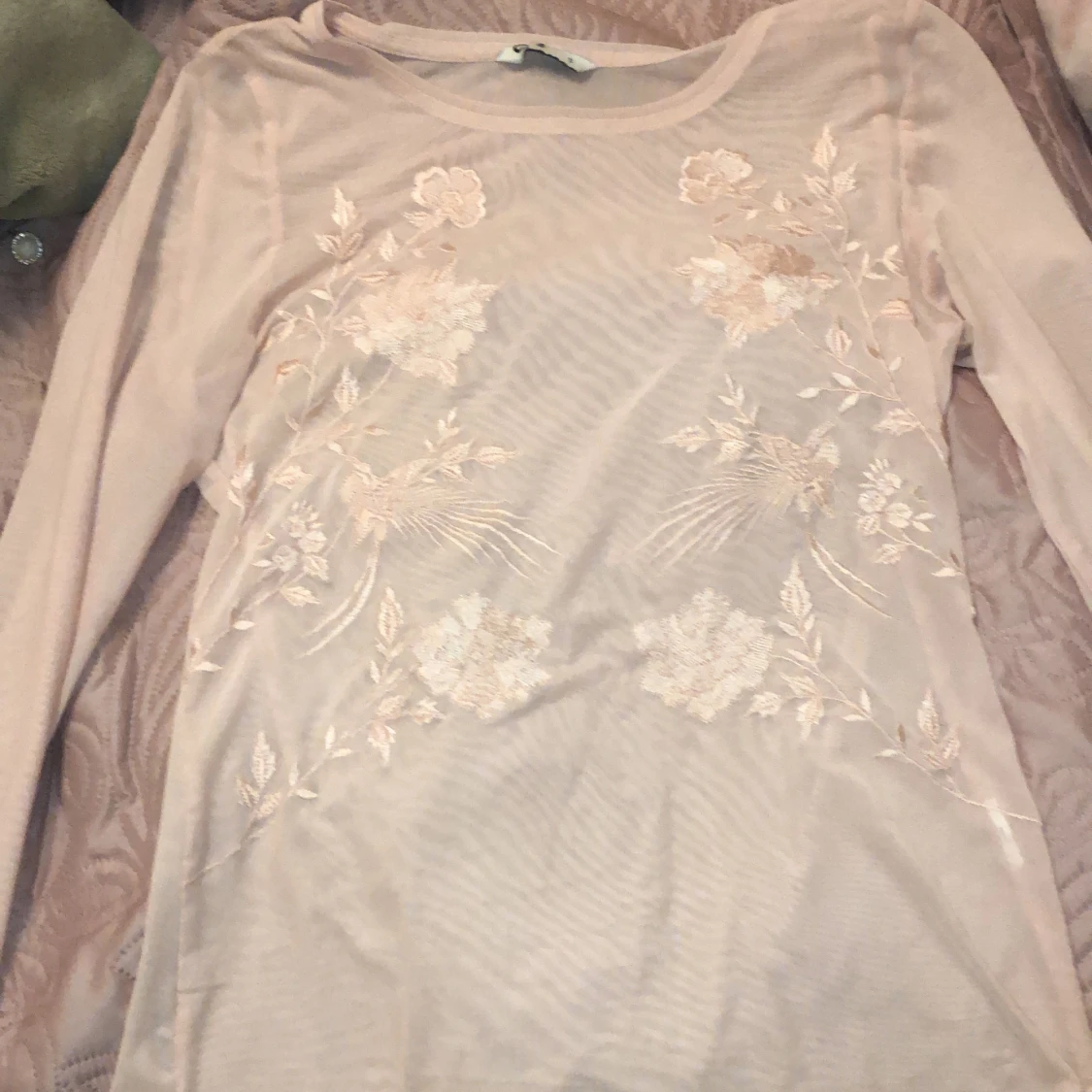 Fin rosmönstras långarmad genomskinlig tröja