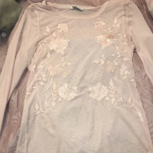 Fin rosmönstras långarmad genomskinlig tröja - Jätte fin långarmad genomskinlig tröja som är från cubus storlek s. Jättefin att ha på sommaren den är genomskinlig 