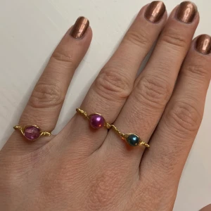 Ringar - Super enkla och fina egengjorda ringar. Finns i alla storlekar och i fler färger. Hör av dig om du vill se bild på andra färger. 15kr st. Frakt tillkommer på 11kr. 😇