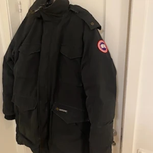 Canada Goose - Canada Goose jacka, äkthet kan ej garanteras då lapparna på insidan är bortklippta. Därav det låga priset. Det är en gammal present så troligtvis är äkta. Slitningar på ändarna på armarna men något som knappt syns vid användning. Modellen är utan päls