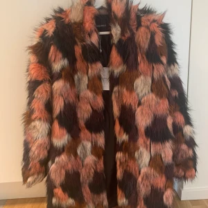 Fauxfur färgglad jacka  - Fauxfur färgglad jacka från Rut & Circle som kom aldrig till användning. Köpte den för 1300kr. Budgivning från 100kr!