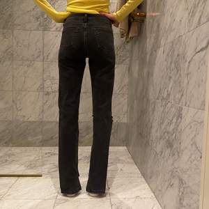 Svarta jeans från zara med slits nertill och egenklippt hål på ena knät. Storlek 34 och något korta för mig som är 174cm. 