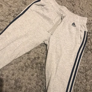 Adidas mjukis  - Jätte fina mjukis byxor som jag bara använt 1 gång. Äkta adidas byxor som jag säljer för att dom inte kommer till användning. Skriv för fler bilder och frågor❤️ köparen står för frakten