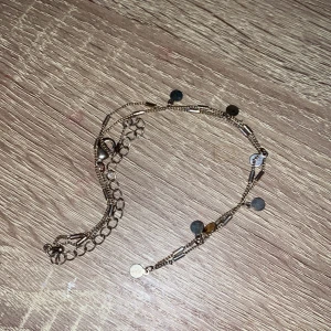 Halsband -  Halsbandet är guld. Halsband har små cirklar och hund om halsband. + frakt 🚚 