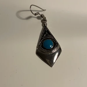 Eyes on you - A silver earring with an eye on but it has only been used ones. It’s gently cleaned and ready for a new owner