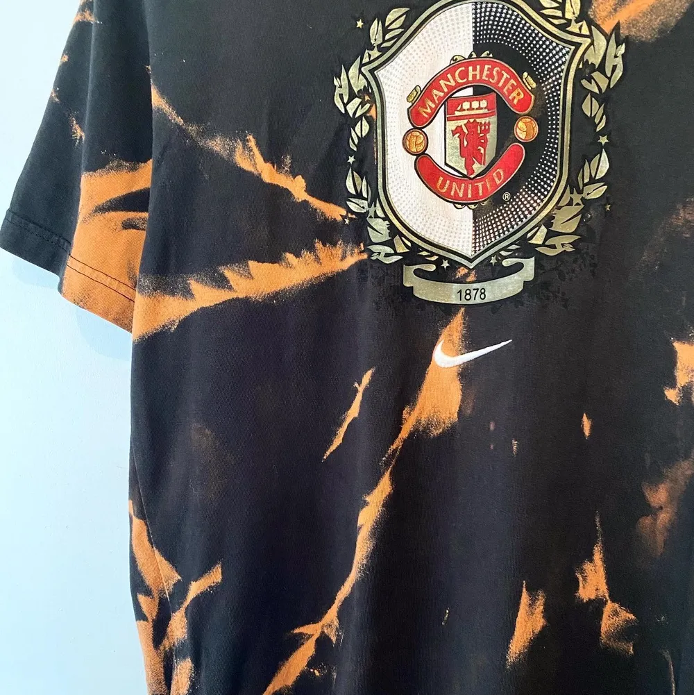 Tie Dyed vintage Nike T-shirt men Manchester United tryck! Gratis frakt inom Sverige 📦 . T-shirts.
