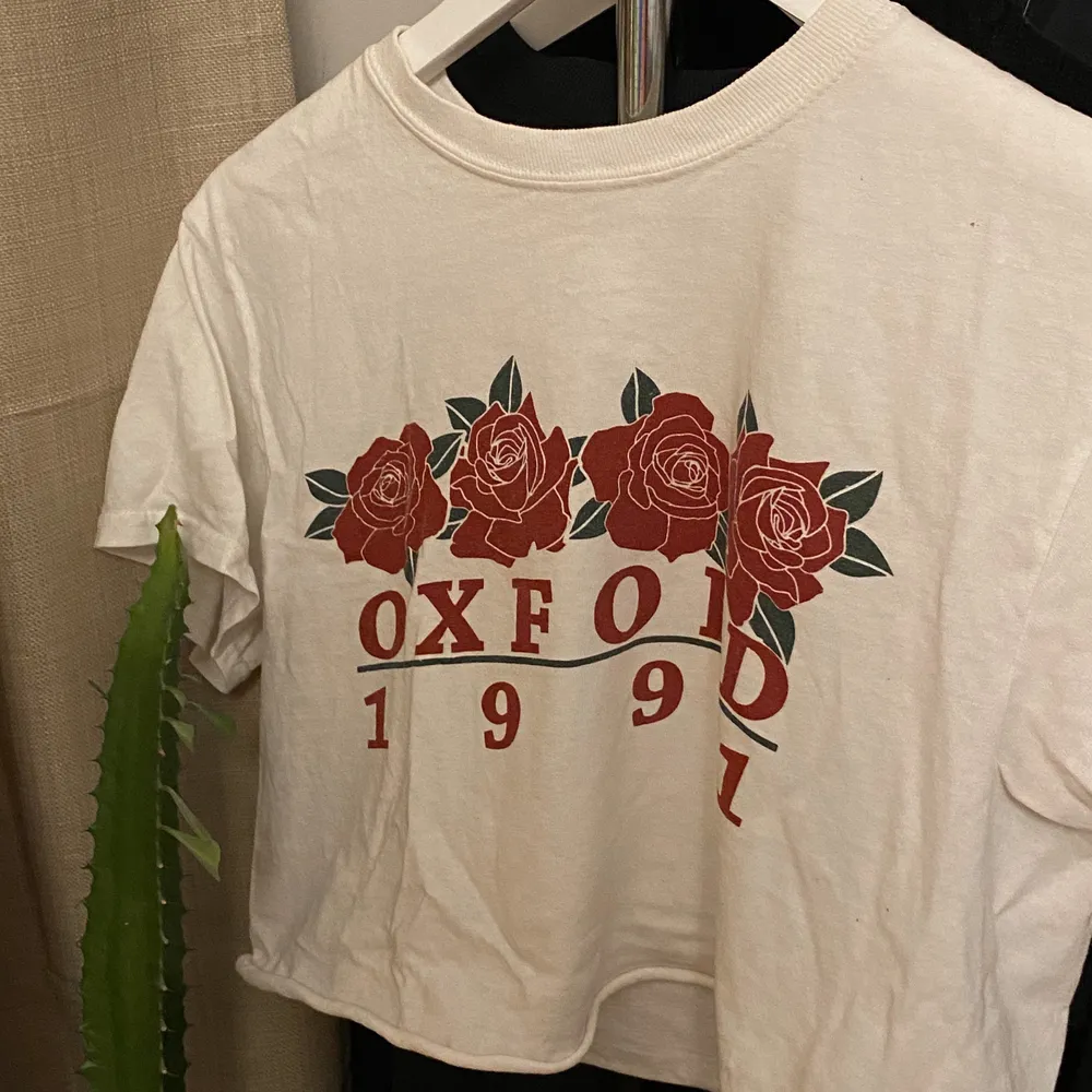 100kr med frakt. Perfekta vita t-shirten som ändå ger lite form. Funkar att ha med trycket fram men går också att vända den ”bak och fram” och ha vit framsida och tryck i ryggen. RECOMEND! Storleken är ONESIZE men skulle säga XS/S. Trycket: Oxford 1991 . Toppar.