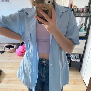 En blå skjorta i strl L - En sjukt snygg skjorta som går till allt i storlek L😊 frakt tillkommer! Skriv meddelande vid intresse!