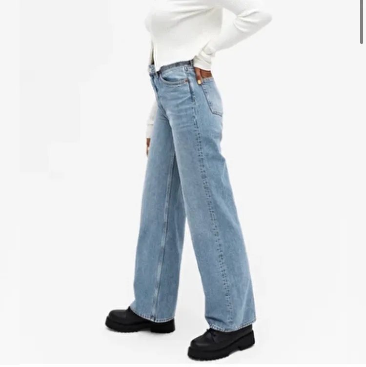 Ett par vida jeans ifrån monki , mina är lite ljusare än på bilden pga att dom blivit tvättade men det är samma byxa . Använda några gånger. Jeans & Byxor.
