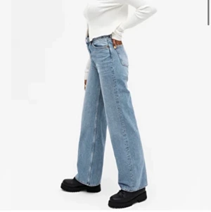 Vida Jeans från monki  - Ett par vida jeans ifrån monki , mina är lite ljusare än på bilden pga att dom blivit tvättade men det är samma byxa . Använda några gånger