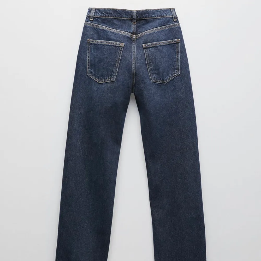 Intresskoll på dessa slutsålda trendiga jeans från zara med medelhög midja!!! . Jeans & Byxor.