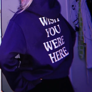 Hoodie  - Inte äkta!! Lila Travis scott hoodie, har blivit lite nopprig på undersidan av armarna (se bild 3) men annars i fint skick. Stor i storleken så sitter oversized❤️ frakt tillkommer