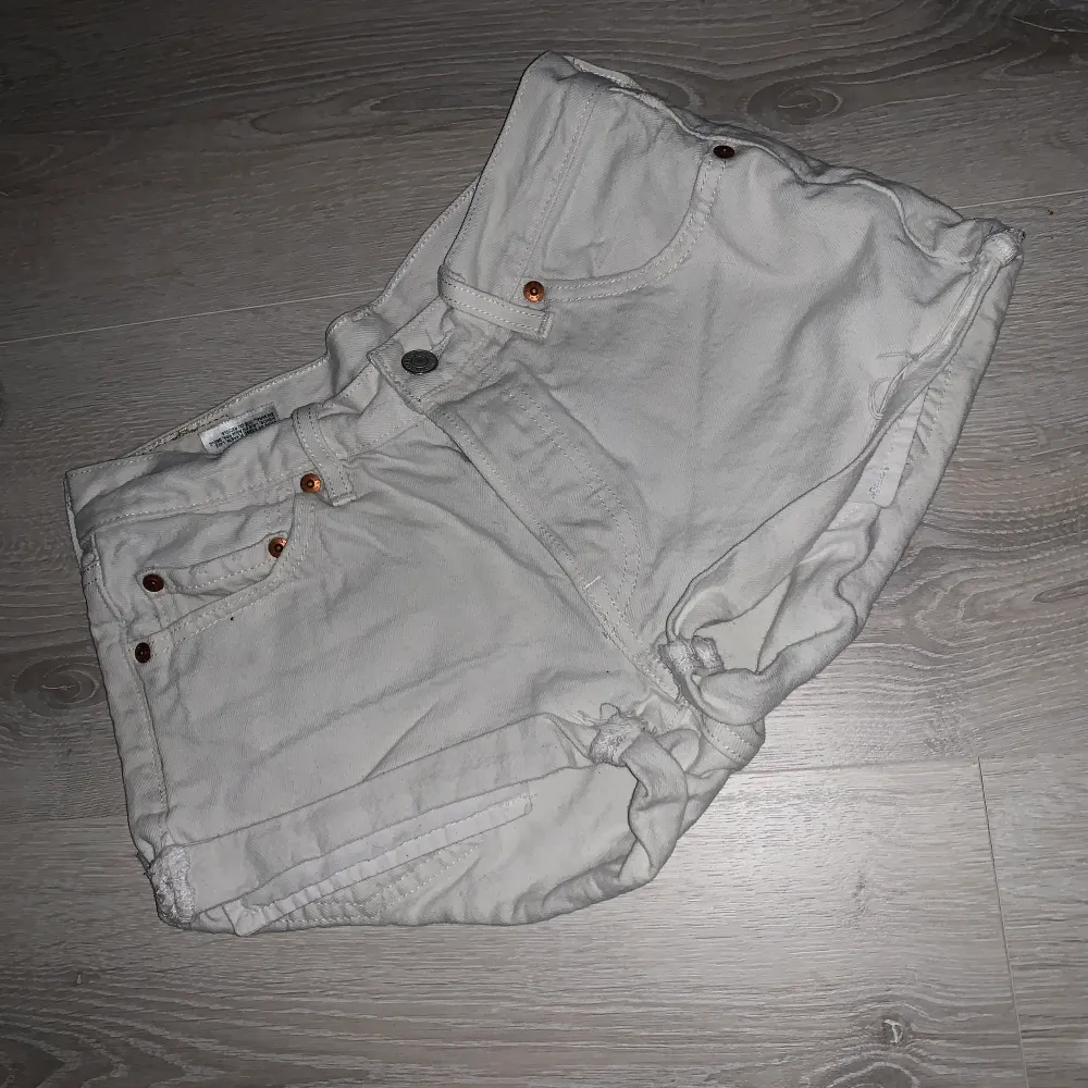 Vita jeansshorts från Levis. Inköpta i förra sommaren. Mycket bra skick inte använda så mycket. Knappar istället för dragkedja. Storlek 25. . Shorts.