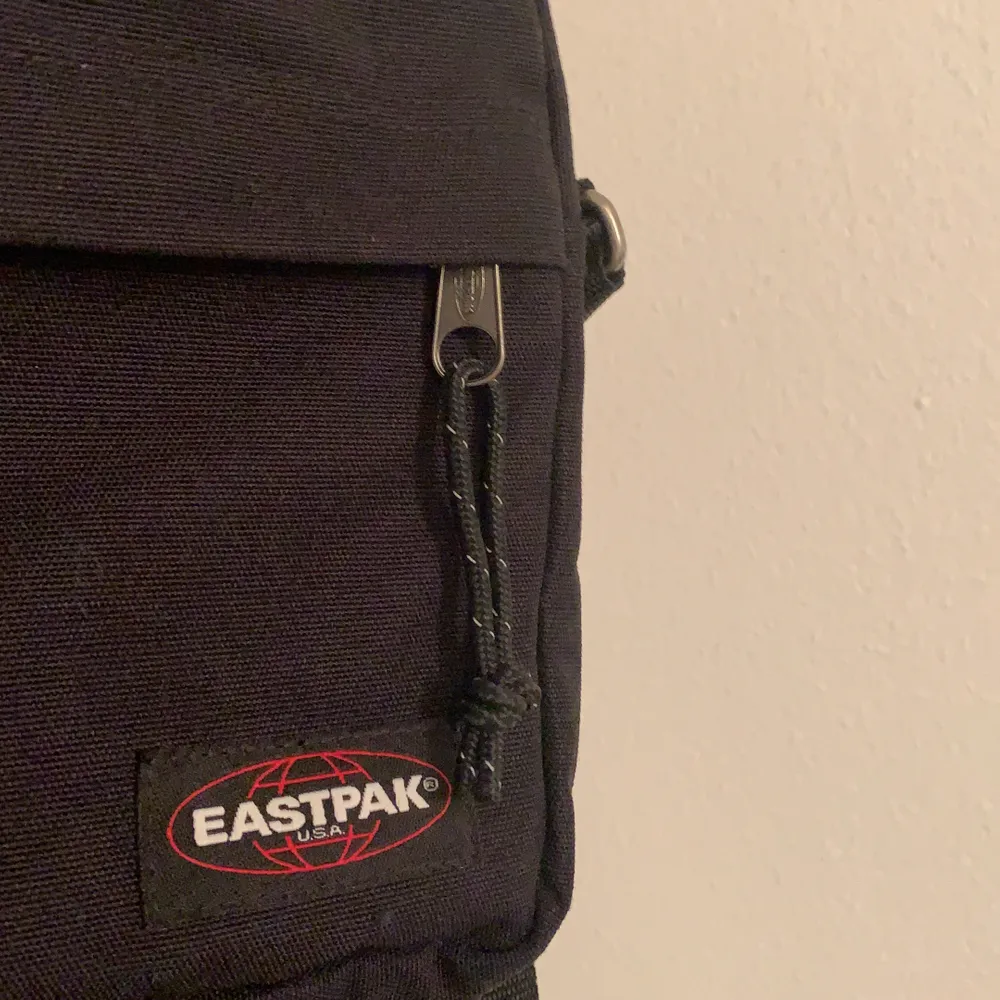 EASTPAK väska, svart och knappt använd. Betalning sker via swish:). Väskor.