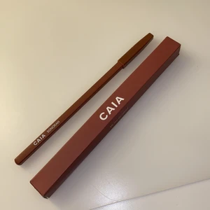 Caia - läppenna i nyansen Sonoran - En oanvänd läppenna från Caia. Den är lite mörkare brun men passar väldigt många. Köpt för 125 kr och därför säljer jag den för 100. Tycker att det är värt pris för att det är en av Biancas favoriter. 