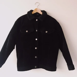 Monki Manchester Jacka fodrad teddy  - Varm och skön jacka från Monki med yttertyg av manchester och mysig teddy som foder. Använd en gång (köpte fel storlek). Nypris 500kr.