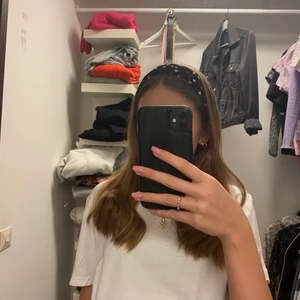 Hårband  - Säljer nu mitt superfina hårband som är svart med vita prickar på, vilket är super gulligt💕 detta hårband är knappt använt då jag inte fått användning av det😚 betalning sker genom swish 