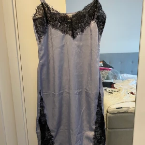 Blå klänning - Säljer denna skitsnygga spets klänning/nattlinne, går att använda som båda. Storlek 34. Har slits på båda sidorna. Aldrig använd endast tvättad. Köparen står för frakt 💞