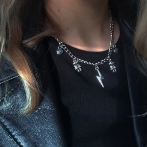 Halsband  - Egengjorda halsband av mig🖤 99kr, frakt ingår i priset! Kontakta vid intresse eller fler frågor!🪐🪐 1 sålt, finns några kvae