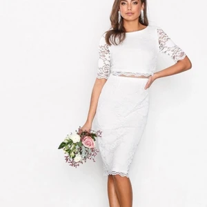 Studentklänning - Helt oanvänd, endast testad en gång! Sitter riktigt bra på, skönt material trots spets. 