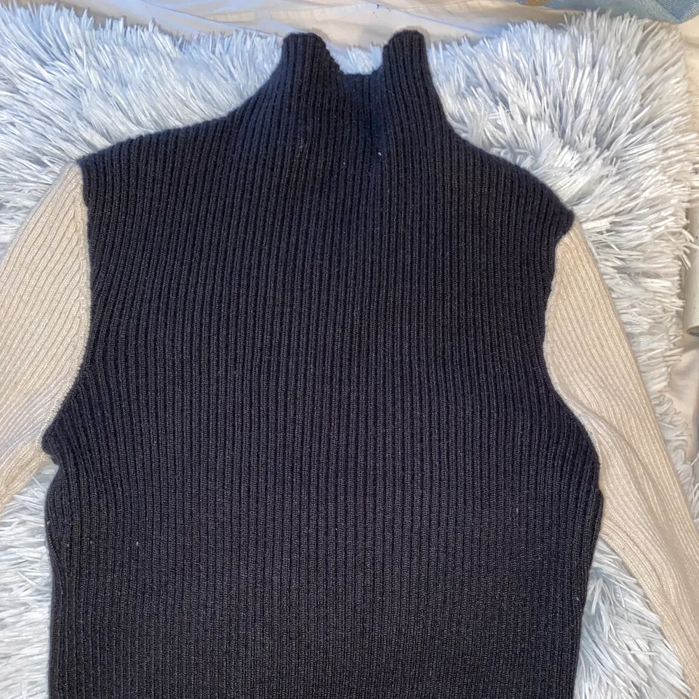 En stickad tröja med krage ifrån Zara. Köpt för ett halv år sen, en av de populäraste plagget de haft. Sitter tajt, den är bekväm och väldigt snygg till skinnbyxor.. Tröjor & Koftor.