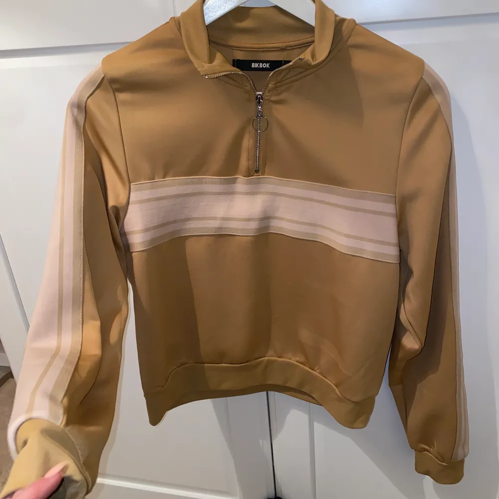 En jättefin tröja från BikBok med en caramel färg, aldrig använt, säljer allt för att rensa och bli av med saker . Tröjor & Koftor.