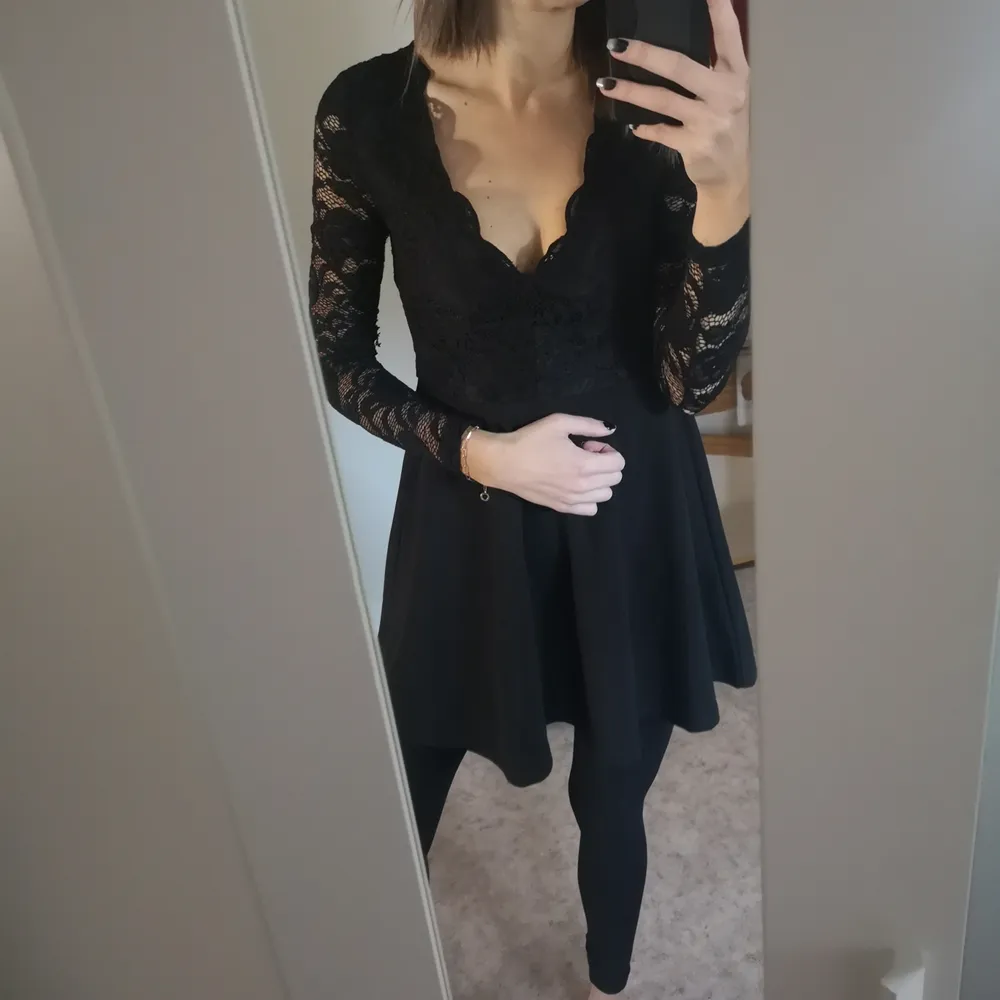 Jättefin svart klänning som är endast använd en gång!. Klänningar.